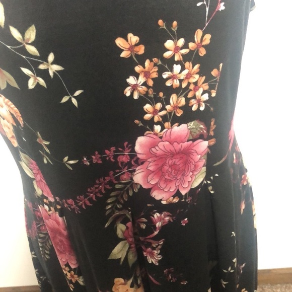 Kaileigh black floral short sleeve midi dress size medium - Picture 3 of 13